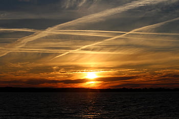 tramonto, nuvole, scie chimiche, scie, teoria di cospirazione, inquinamento dell'aria, aereo, cielo serale, crepuscolo, acqua, mare Baltico