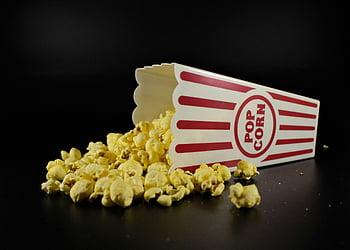 rozlitý popcorn, detailní záběr, Červená a bílá krabice, černý povrch, popcorn box, Delicious Popcorn, Klasický popcorn, Popcorn rozlití, Detailní popcorn, filmové občerstvení, Svačina