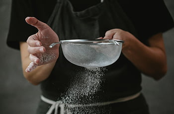 Mehl sieben, Küche, Koch, kulinarische Technik, Sieb, Mehl, nicht wiederzuererender Koch, professionelle Küche, Backen, Küchenaktivität, Sichter