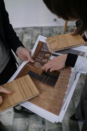 architektů, diskutovat, vzorky dřeva, Vzhled interiéru, plánů, Nový projekt, skupina, přezkoumání, architekti diskutující o dřevě, plány interiérového designu, kontrola vzorků dřeva