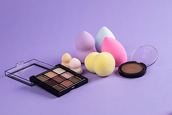 produse de machiaj, violet suprafață, bureți de machiaj, paleta de fard de obraz, împușcare estetică, Instrumente de frumusețe, Articole cosmetice, Accesorii de machiaj, Fundal violet, produse de infrumusetare, Colecție de machiaj