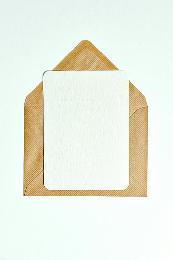 ein Blatt Papier, brauner Umschlag, minimalistisches Design, Leere Karte, vielseitiger Gebrauch, Modelle, weißer Hintergrund, Schreibwaren, einfache Komposition, flach liegen, Papier und Umschlag