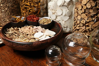 Alternativní léky, Bylinné ingredience, tradiční čínská medicína, Skleněné sklenice, detailní fotografie, terapie, sušené byliny, léčivé rostliny, přírodní prostředky, zdravotní péče, alternativní terapie