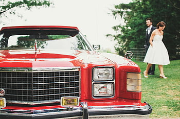 Red Classic Monte Carlo, Oldtimer, Hochzeit im Freien, Braut und Bräutigam, klassisches Auto, rotes Auto, Brautpaar, Veranstaltung im Freien, Klassiker Monte Carlo, Vintage Hochzeit, Red Monte Carlo