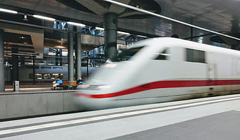 Hochgeschwindigkeitszug, Moderne städtische Station, Bewegungsunschärfe, Selektive Fokusfotografie, Zugabfahrt, Bahnsteig, städtischer Verkehr, Bahnhof, moderne Architektur, Personenzug, Städtereisen
