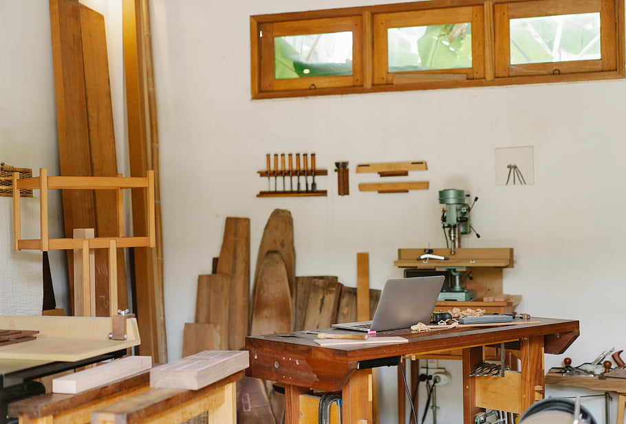 atelier de travail, ordinateur portable sur la table, atelier d'intérieur, Table de travail, outils, réglage serein, Vue détaillée, outils de menuisier, espace de travail intérieur, outils d'atelier, ordinateur portable dans l'atelier