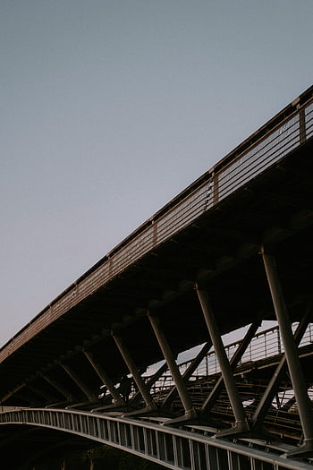 Stahlbrücke, strukturiertes Design, moderne Brücke, Flachwinkelansicht, Architekturdesign, klarer Himmel, Stahlkonstruktion, Brückenentwicklung, Brückenarchitektur, Brückenstruktur, Stahlrahmen