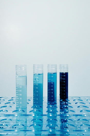 zkumavky, detailní záběr, Laboratorní nastavení, Barevné tekutiny, Vědecké vybavení, chemický rozbor, Laboratorní nástroje, lékařský výzkum, vědeckého experimentu, modrá kapalina, stojan na zkumavky