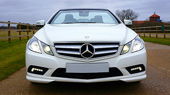 Weißer Mercedes-Benz, Cabrio, Landstraße, Luxusauto, Vorderansicht, Mercedes-Benz Auto, weißes Auto, Eleganz, Outdoor-Einstellung, Mercedes-Benz Cabrio