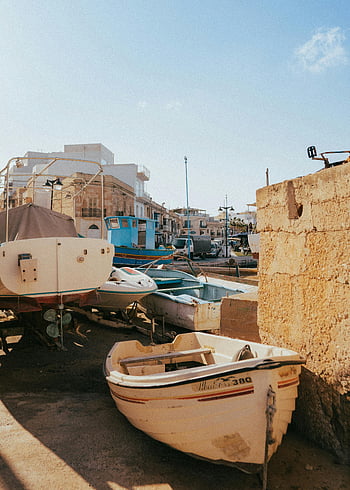 lodí, marsaxlokk, Malta, sluncem zalité loděnice, jasné modré nebe, různé lodě, panoráma města, valletta, venkovní scénu, rybářské lodě, skladování lodí