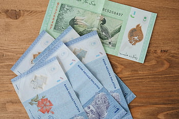 Malajská měna, Malajský ringgit, bankovek, různá označení, dřevěné pozadí, Bank Negara Malajsie, Malajské peníze, Sběr měny, Malajské bankovky, Zobrazení peněz, hotovostní odrůda