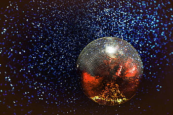 stříbrná disco koule, Shining Disco Ball, Barevné odrazy, tmavé pozadí, Hvězdné pozadí, disko koule, stříbrná koule, disco světla, strana dekorace, noční klub, odrazný povrch