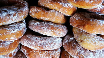 Malezyjskie mrożone pączki, świeżo upieczone, Kota Kinabalu, Tradycyjne pączki, Ułożone pączki, zbliżenie, cukier puder, Lokalny deser, słodki poczęstunek, kuchnia azjatycka, uliczne jedzenie