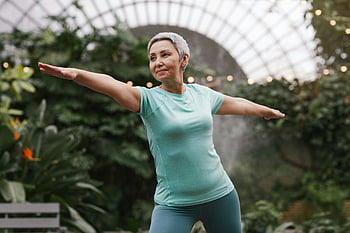 femme âgée, guerrier pose, yoga, jardin botanique intérieur, verdoyant, aptitude, mode de vie actif, santé senior, exercice, méditation, bien-être