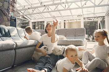 mor leker, barn, kjæledyr, innendørs moro, familie fritid, Glad familie, sammen tid, Hjemmeaktiviteter, lekne øyeblikk, familie bonding, koselig stue