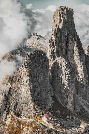 dolomitas, picos resistentes, cabaña alpina, vista impresionante, nubes, paisaje de montaña, montaña rocosa, Italia, belleza natural, vista panorámica, alta altitud