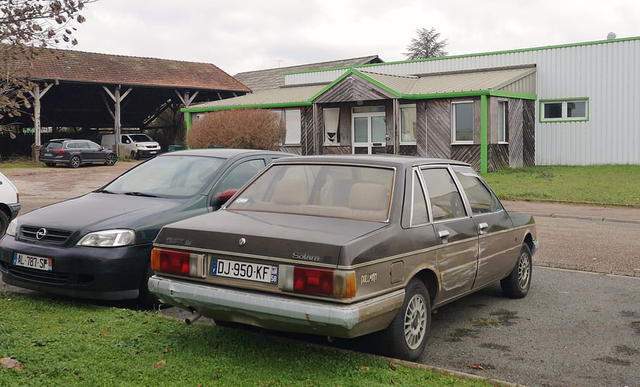 talbot solara, macchine parcheggiate, macchina vintage, opel, targa, Edificio verde, cielo nuvoloso, erba, area industriale, macchina marrone, auto blu