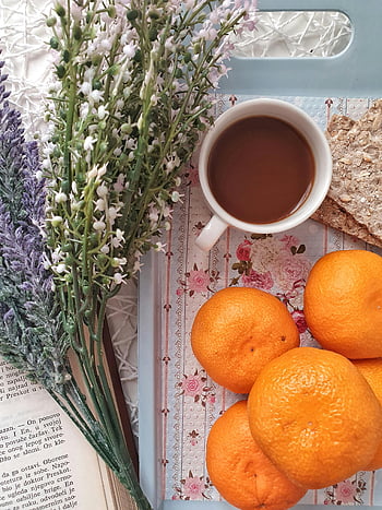 arancia, tazza in ceramica bianca, distesa piatta, caffè, arance, fiori, libro, mattina rilassante, vassoio, prima colazione, natura morta