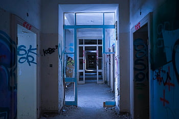 verlassenes Gebäude, Graffiti-Wände, leere Halle, Verfall der Städte, unheimlicher Korridor, Schäbiges Gebäude, Graffiti gefülltes Gebäude, verlassener Korridor, verfallenes Gebäude, Graffiti-Kunst, verlassenes Innenraum