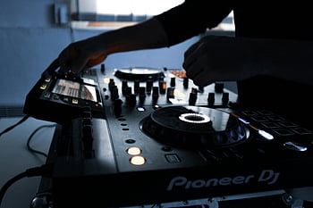 تحكم دي جي،  اسود و ابيض،  جلسة خلط،  غرفة مضاءة خافتة،  بايونير دي جي،  قريب،  معدات DJ،  إنتاج موسيقي،  القرص الدوار،  موسيقى الكترونية،  جينغ