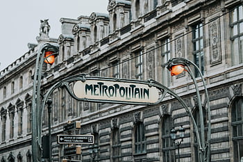 Art Nouveau, Pere Lachaise Metro İstasyonu, paris metro, ikonik tasarım, tarihi mimarlık, Metropolitain tabelası, Paris metro girişi, Art Nouveau Tasarımı, metro istasyonu, Paris, Fransa