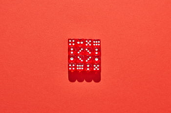 dadi rossi, cubo con punti, superficie rossa, dadi traslucidi, ben organizzato, sfondo rosso, fusione di ombre, Accessori da gioco, raccolta di dadi, design minimalista, punti rossi e bianchi