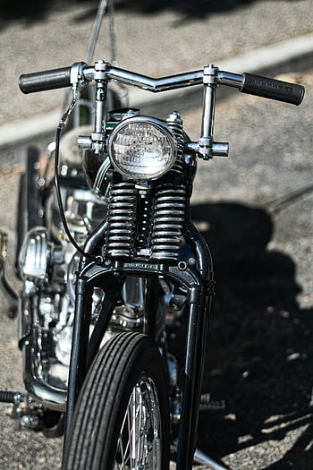 sepeda motor penjelajah, sepeda motor klasik, stang depan, lampu utama, di luar rumah, siang hari, tampilan terperinci, Detail Chrome, sepeda vintage, Desain sepeda motor, fotografi luar ruangan