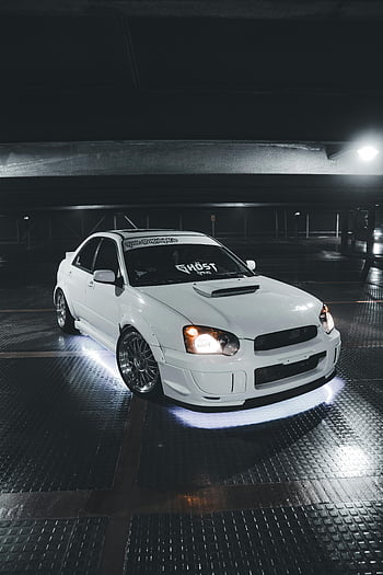 Bílé Subaru WRX, neonová podsvícení, slabě osvětlená parkovací garáž, Elegantní sportovní auto, bílé auto, Sportovní vůz Subaru, podsvícení, parkovací garáž, sportovní auto, neonová světla, wrx