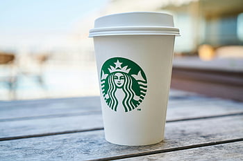 starbucks, wegwerp beker, witte kop, groen logo, koffiekop, houten tafel, buiten instelling, Globaal logo, gesloten beker, populair merk, wit en groen