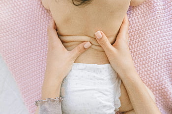 masáž dítěte, Uklidňující masáž, Baby Back Massage, Měkká růžová přikrývka, dětská relaxace, Masáž kojenců, jemný dotek, péče o dítě, masážní terapie, zdraví dítěte, relaxační techniky