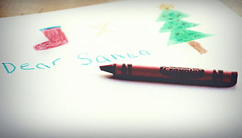 selektivní zaměření, červená pastelka Crayola, bílý papír, sváteční dětská kresba, Vánoční symboly, Milý Santo, pastelka pastelka, vánoční strom, dětské kreslení, prázdninové umění, Fotografie selektivního zaměření
