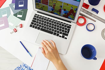 kreativní pracovní prostor, laptop, návrhové nástroje, rukopis, poznámkový blok, nastavení stolu, kancelářské potřeby, Organizace pracovního prostoru, Nástroje produktivity, pracovní prostředí, kreativní design