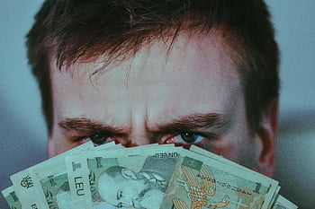 ekonomisk stress, ung manlig, täcker ansiktet, sedlar, inomhusmiljö, pengarfrågor, ekonomiska problem, Man gömmer ansiktet, Valutainmärkningar, ekonomisk ångest, inomhusfoto