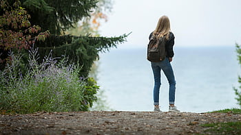 vrouw met rugzak, schilderachtige natuurpad, uitzicht op het meer, jonge vrouw, rugzak, natuurpad, buiten avontuur, zicht op het meer, reisfotografie, wandelen, buitenlevensstijl