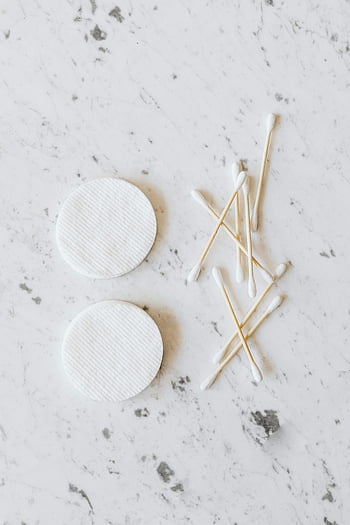 bastoncillos de algodón, almohadillas de algodón, superficie de mármol, vista superior, cuidadosamente arreglado, cotonetes, Herramientas de belleza, Accesorios para el cuidado de la piel, Fondo blanco, productos de higiene, productos de algodón