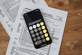 kalkulator hitam, formulir pajak penghasilan, Kalkulator Smartphone, formulir pajak, keuangan, akuntansi, tampilan overhead, pengembalian pajak tahun 2021, Dokumen Keuangan, persiapan pajak, koin