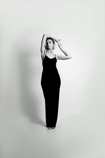 svart klänning, vit bakgrund, studio shoot, svartvitt, porträtt, elegant ställning, lång klänning, armar uppvuxna, kvinna poserar, svartvit, modefotografi