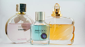 hajuvesipullot, kanava, Jimmy Choo, Estee Lauder, lähikuva laukaus, tyylikäs näyttö, Suunnittelijan hajusteet, tuoksu, kauneustuotteet, ylellisiä hajuvesiä, pullon kokoelma