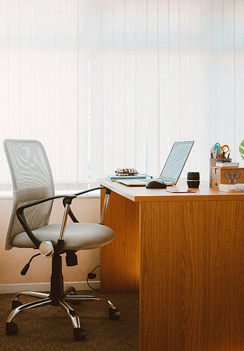 domácí kancelář, dřevěný stůl, ergonomická židle, přirozené světlo, moderní kancelář, kancelář nastavení, stůl židle, kancelářský nábytek, pracovního prostoru, kancelářská výzdoba, Klidná kancelář