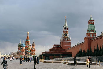 mraky nad Kremlem, Rudé náměstí, Svatý. bazilika katedrála, Kreml, Moskva, živé zachycení, panoráma města, historické architektury, turistická atrakce, Ruské památky, zatažená obloha