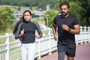 uomo e donna jogging, jogging all'aperto, Coppia attiva, giorno soleggiato, fitness, uno stile di vita sano, esercizio all'aperto, coppia che corre, coppia di fitness, fitness all'aperto, coppia che fa jogging