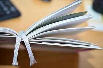 otevřenou knihu, selektivní zaměření, dřevěný stůl, stuha záložka, Podrobný pohled, stránky knihy, nastavení stolu, detailní fotografie, čtenářský materiál, Studijní oblast, detail pracovního prostoru