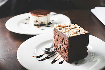 เค้กช็อคโกแลต, แผ่นเซรามิกสีขาว, ของหวาน Tiramisu, ช็อคโกแลต, ขนมหวาน, จานขนม, ขนมช็อคโกแลต, จานสีขาว, การนำเสนอของหวาน, เค้กฝาน