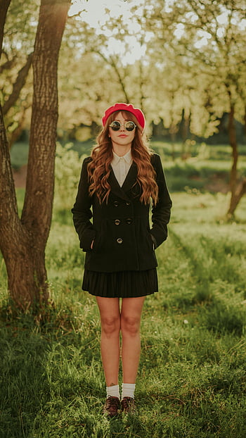 jovem mulher, cabelo longo, casaco de ervilha verde escuro, mini saia plissada, boina vermelha, roupa vintage, Parque iluminado pelo sol, à moda, exterior, oculos escuros, Campo gramado