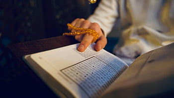 Kuran okuyan kişi, dini metin, tespih, inanç, tinsellik, kapatmak, Kuran, dini okuma, manevi pratik, İslami İnanç, elinde tespih