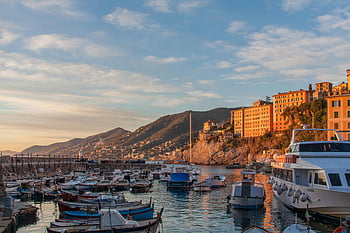 Portul Camogli, Liguria Italia, barci, Apus de soare vibrant, hidromotociclete, doc, vedere captivantă, oraș la malul mării, munte fundal, marina, tonuri de soare