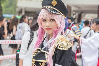 cosplayer žena, Podrobný kostým, zářivé barvy, kreativní design, Venkovní cosplay, růžová paruka, kostýmní klobouk, třásňový outfit, událost cosplay, anime charakter, Cosplay Photography
