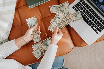 progetto finanziario, contando i soldi, Fatture in dollari USA, il computer portatile, divano, Finanza personale, Gestione del denaro, Contanti, finanze domestiche, Organizzazione finanziaria, budgeting