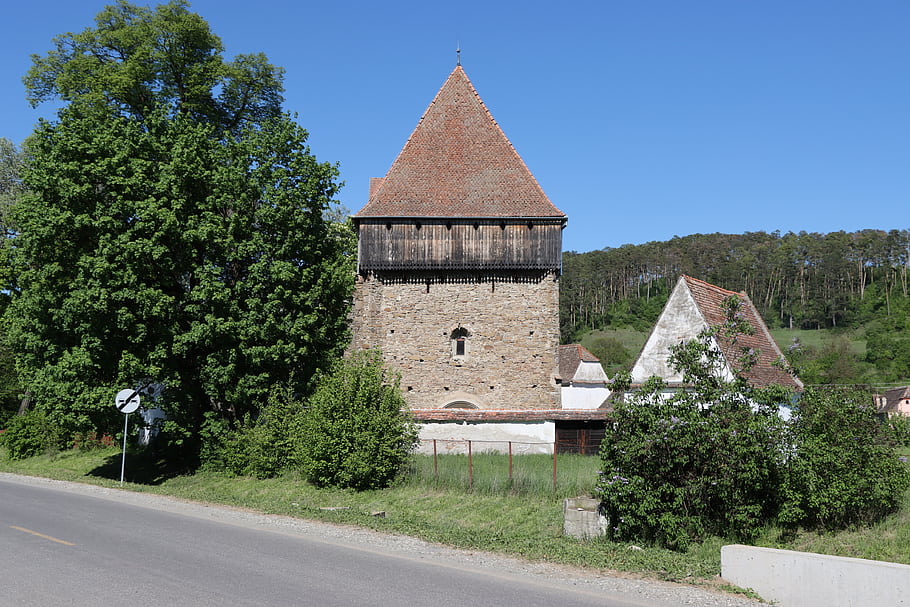 opevněný kostel, Brădeni, SIBIU COUNTY, 14. století, Silné stěny, Defenzivní role, bašty, 1507 opevnění, skladovací místnosti, Pití vody dobře, vnější stěny