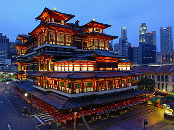 เมืองที่ส่องสว่างในเวลากลางคืน, วัดพระธาตุเขี้ยวแก้ว, สิงคโปร์ไชน่าทาวน์, เส้นขอบฟ้าของเมือง, ทิวทัศน์ยามค่ำคืน, วิหารที่ส่องสว่าง, ฉากกลางคืนในเมือง, สถาปัตยกรรมสิงคโปร์, จุดสังเกตทางวัฒนธรรม, การถ่ายภาพกลางคืน, แสงไฟของเมือง